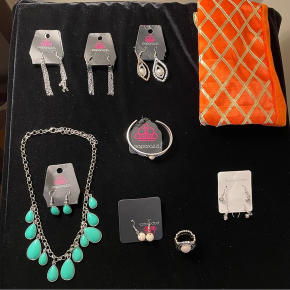 Women’s Paparazzi Fashion Jewelry Bundle With Jewelry Bag - Picture 1 of 2